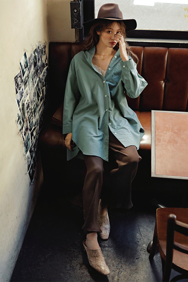 質感や色でニュアンスたっぷり仕上げに♡ 色っぽエシカル・楓Style『楓style1引き続き人気のリブパンツは春素材にチェンジ　楽ちんさと洒落感を両立させたリブパンツは一年を通して楓のスタメン服。春は、レギンス感覚の薄手ニットorカットソー素材で軽やかに仕上げて♪』
