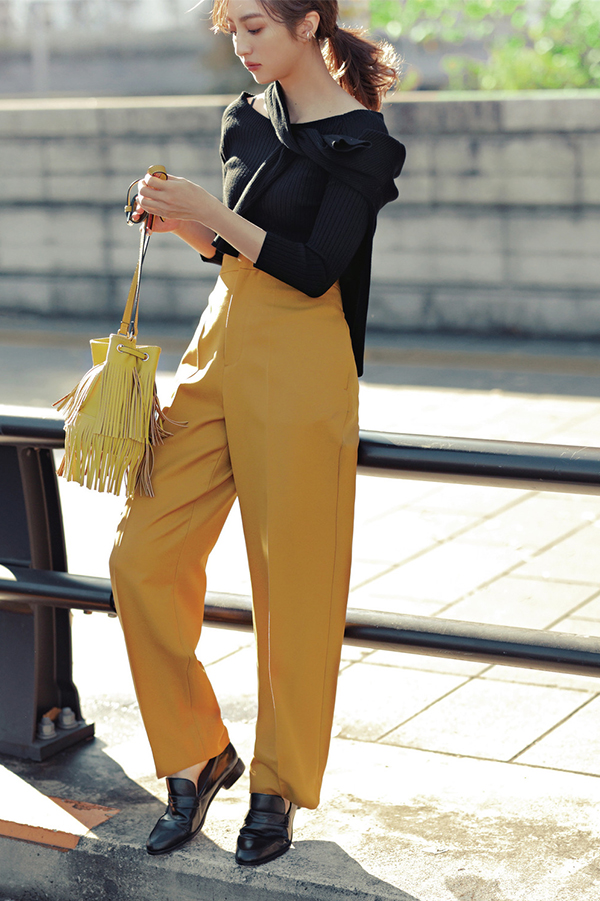カジュアル服にキレイめエッセンスをプラス！渋谷シンプル茜Style『茜style4色を取り入れるならパキっとカラーパンツ　色を取り入れるならトップスよりもパンツで、が茜らしい感じ。美脚効果のあるセンタープレス入りでキレイめカジュアルを完成させて。』
