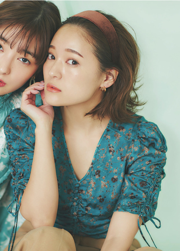 News3次の花柄はこんな気分♪アジアン調花柄がキテる！『甘さ控えめでちょいモード！ 近頃気になるアジアンテイストの大人め花柄が、ブラウスのおしゃれ鮮度をグーンと高めてくれます！』
