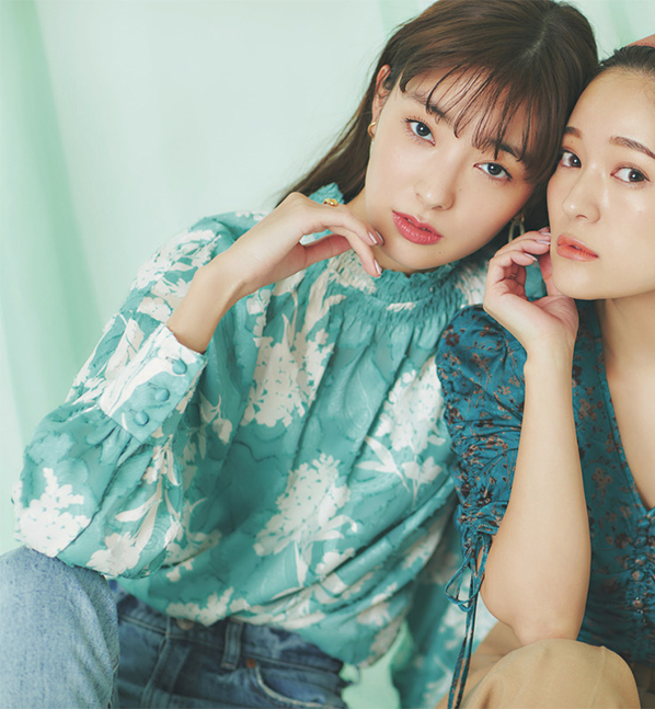 News3次の花柄はこんな気分♪アジアン調花柄がキテる！『甘さ控えめでちょいモード！ 近頃気になるアジアンテイストの大人め花柄が、ブラウスのおしゃれ鮮度をグーンと高めてくれます！』