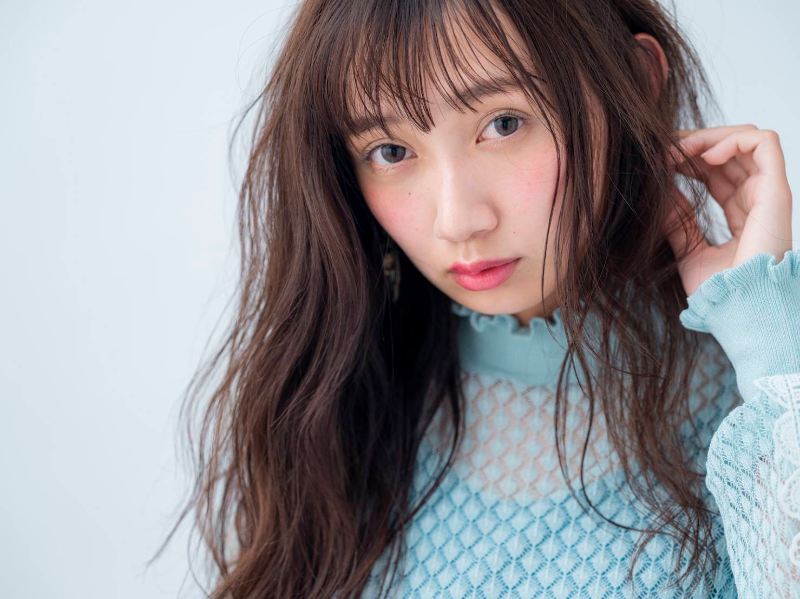 前下がりのローレイヤーでゆるく巻いたロングヘア
