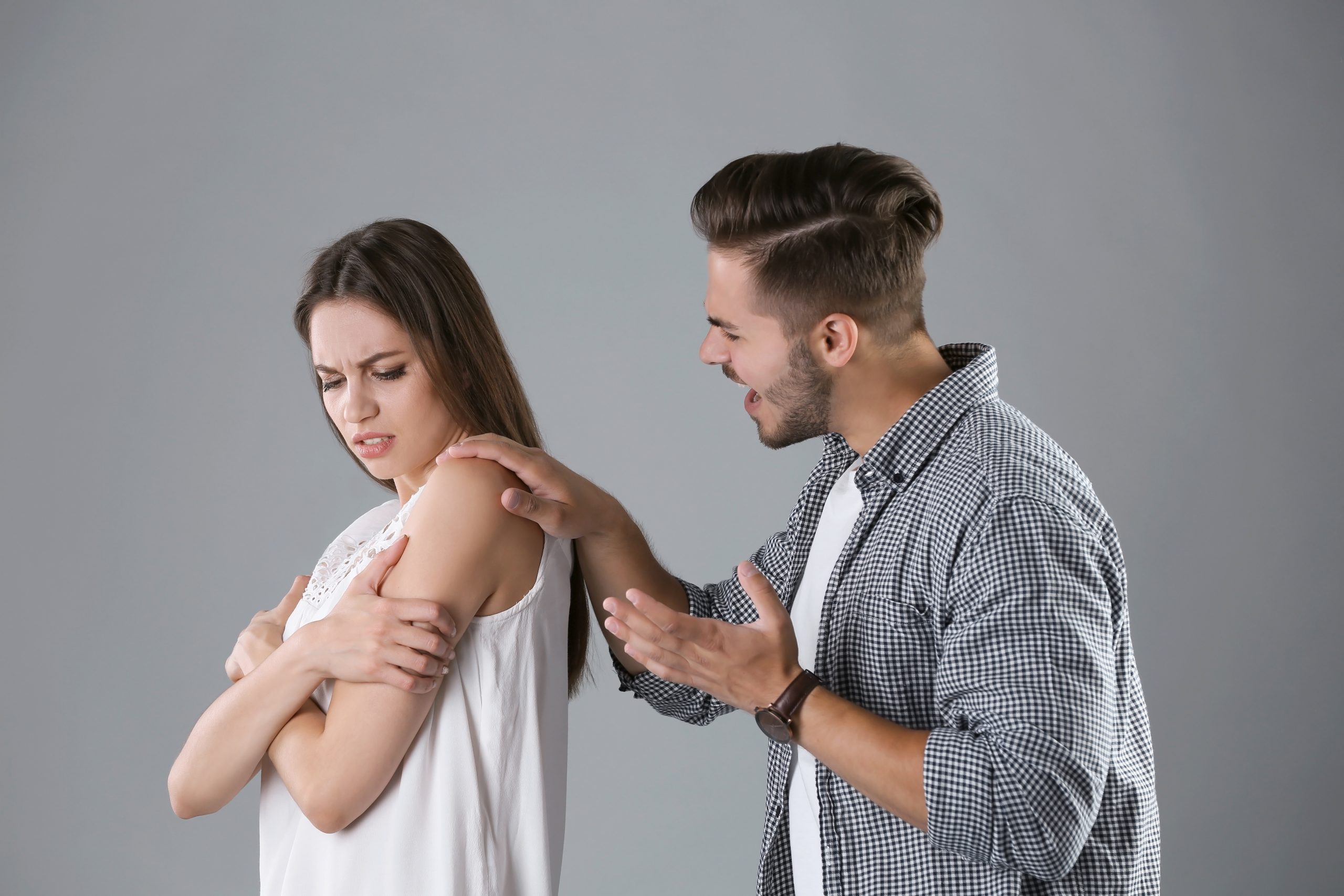 肩に手を置く男性を嫌がる女性
