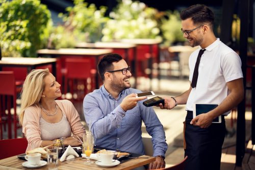 デートで会計をする男性