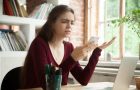 スマートフォンを持つ不機嫌な女性