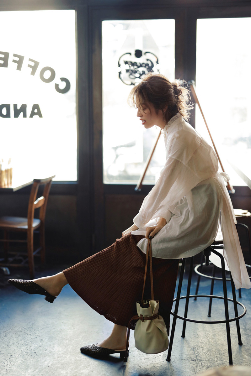 ニットスカートで肩の力が抜けた女っぽさを♡素材感で魅せる白ブラウスの着こなし