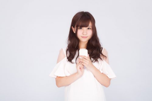 携帯持っている女性