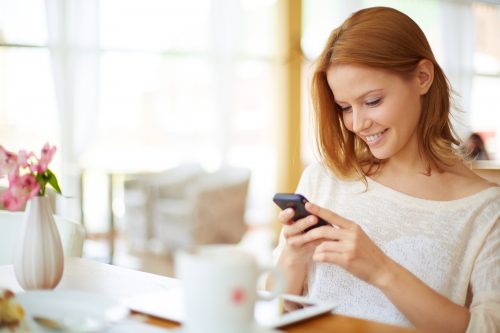 スマホを操作する女性