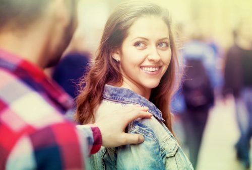 男性に呼び止められる女性