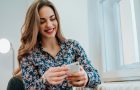 スマホを見る若い女性