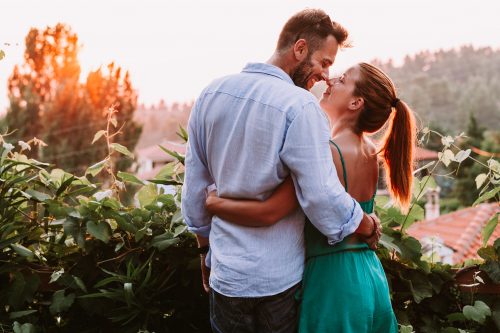 腰を抱き合うカップル