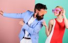 女性に近づくひょうきんな男性