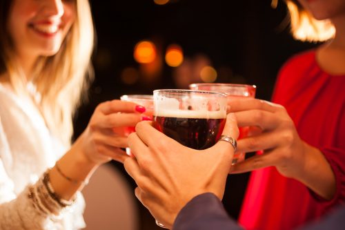 お酒のグラスを持つ人たち