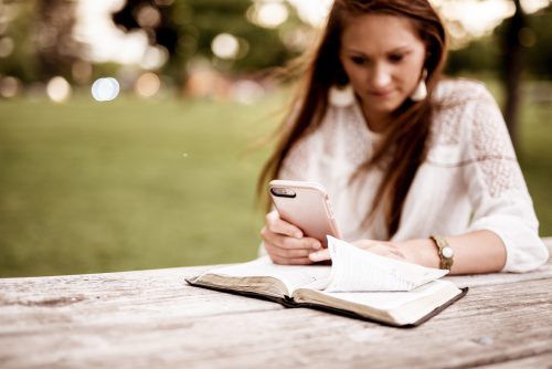 屋外でスマホを見る女性