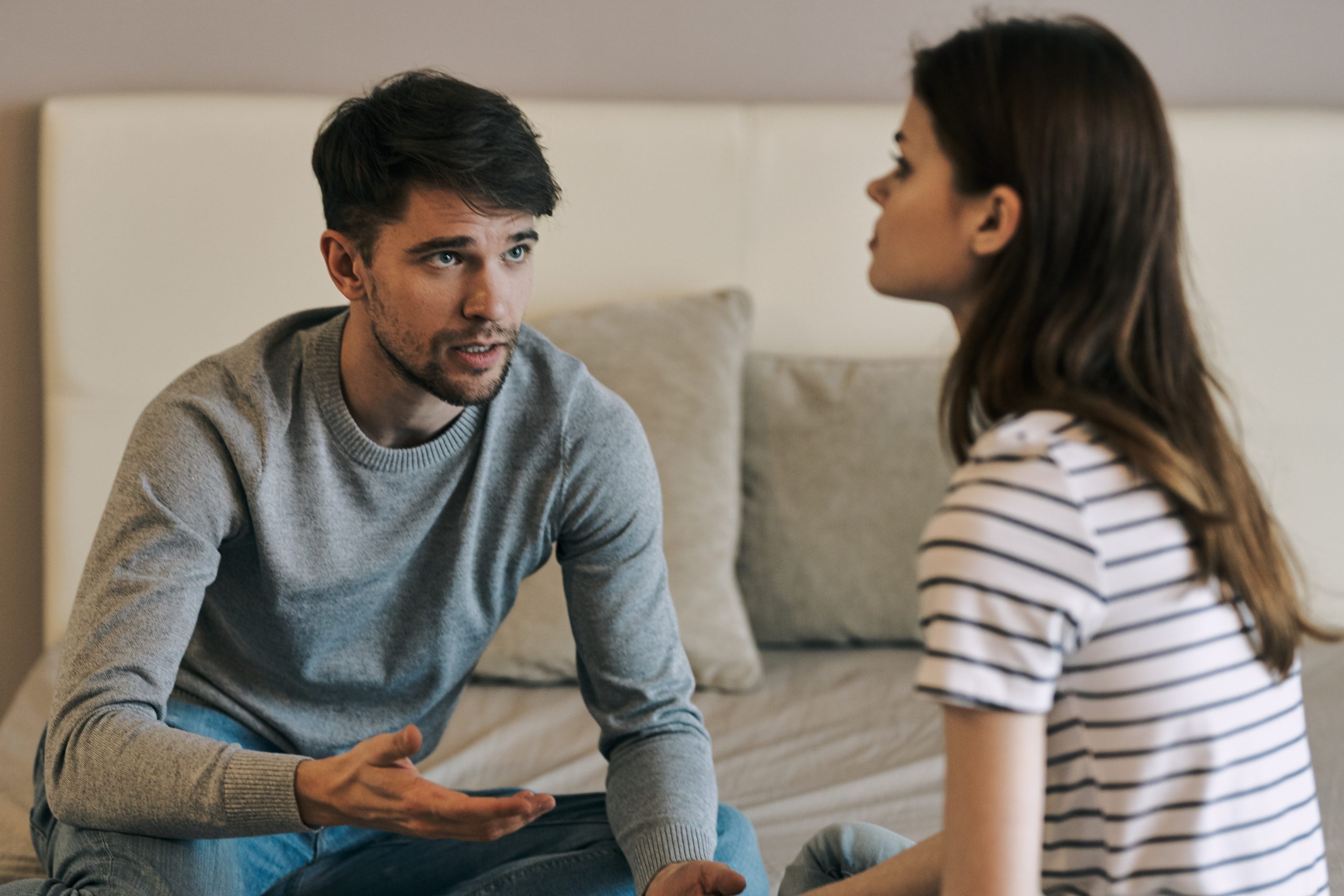 女性の前で弱気そうに見える男性
