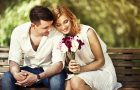 花を持つ女性に寄り添う男性