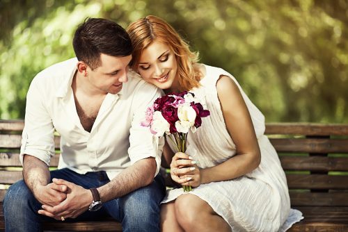 花を持つ女性に寄り添う男性