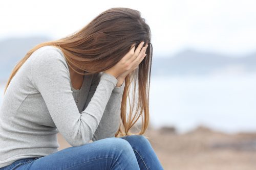 悩む女性