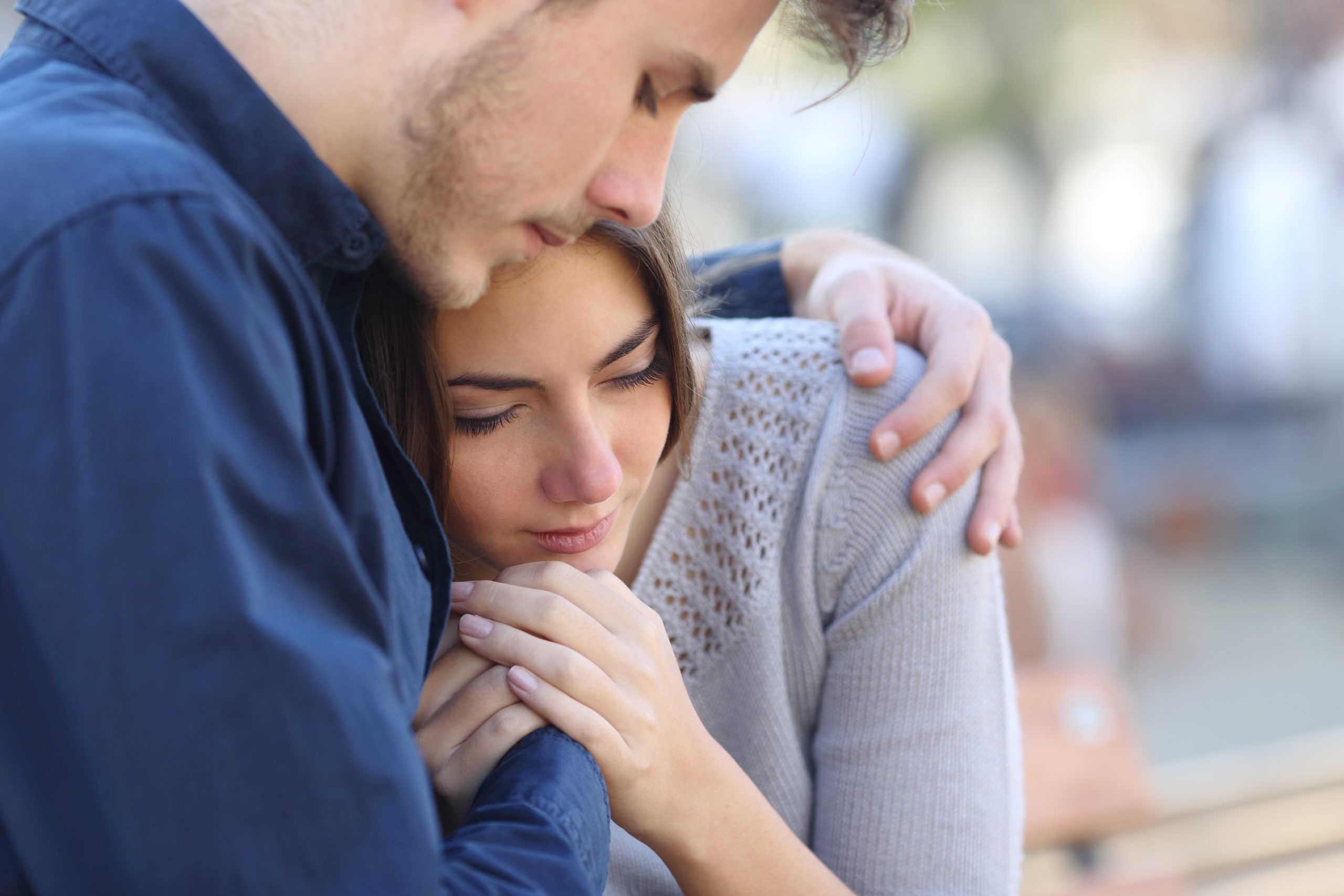女性を抱きしめる男性