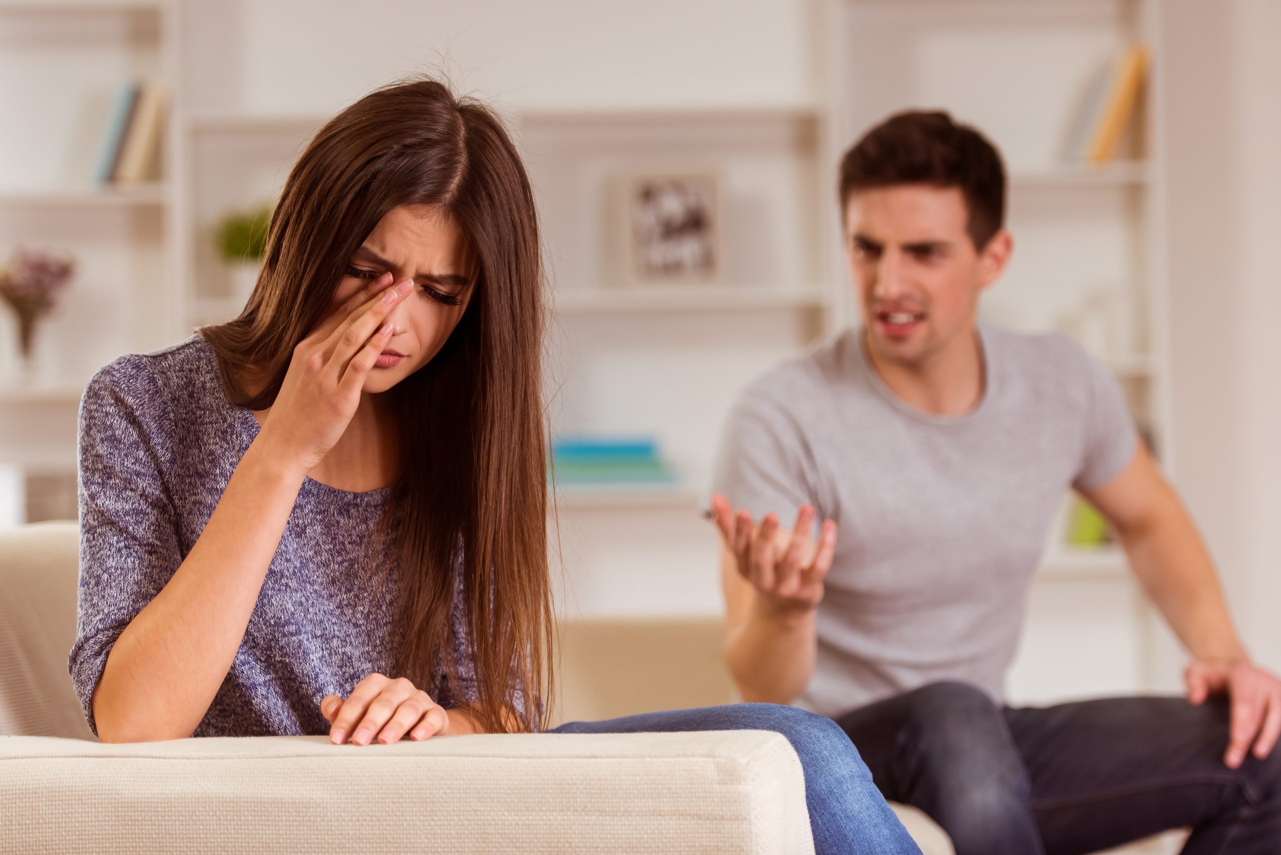 女性に向かって怒る男性