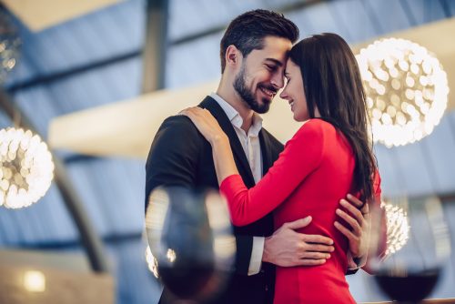 スーツを着た男性と赤いドレスを着た女性