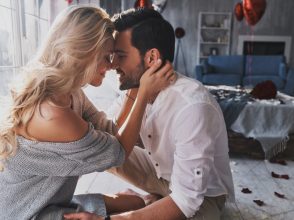 部屋で顔を寄せ合うカップル