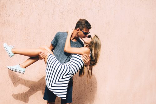 女性を抱きかかえる男性