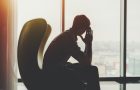 窓辺で考え込む男性