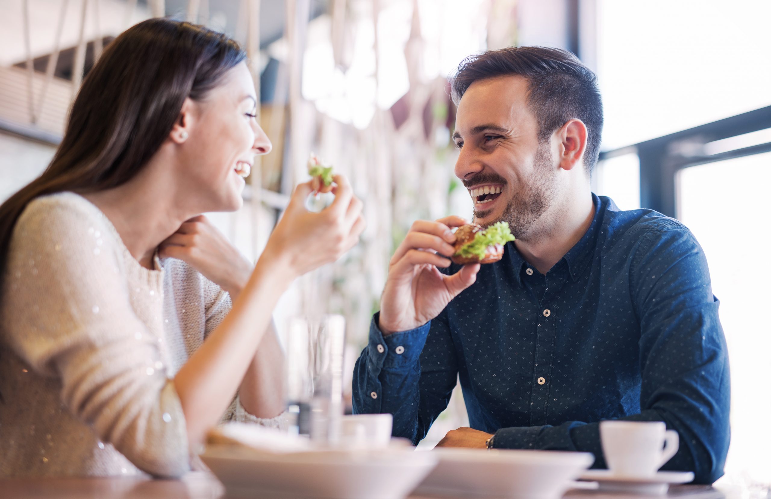 楽しそうに食事をする男女