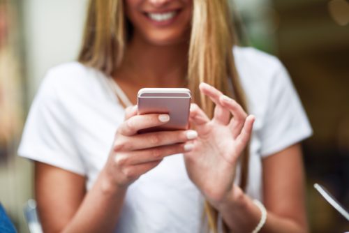 スマホを操作する女性