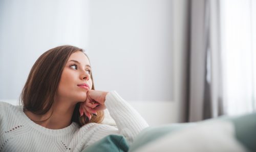 部屋で考える女性