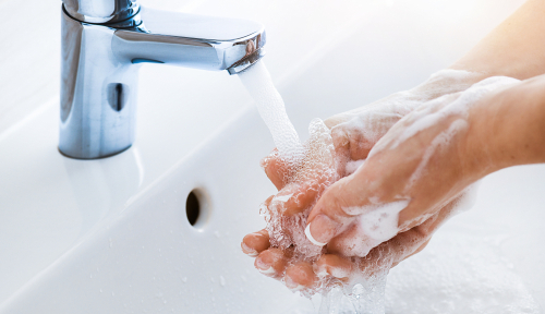「石鹸で手を洗う」「水だけで洗う」は、何が違う？