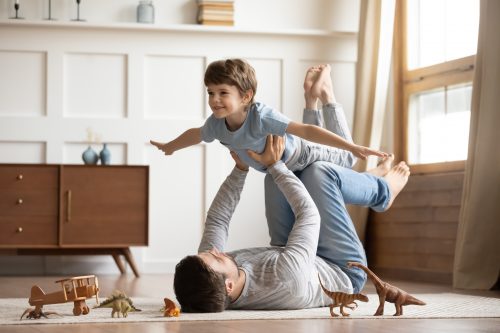 子どもと遊ぶ父親