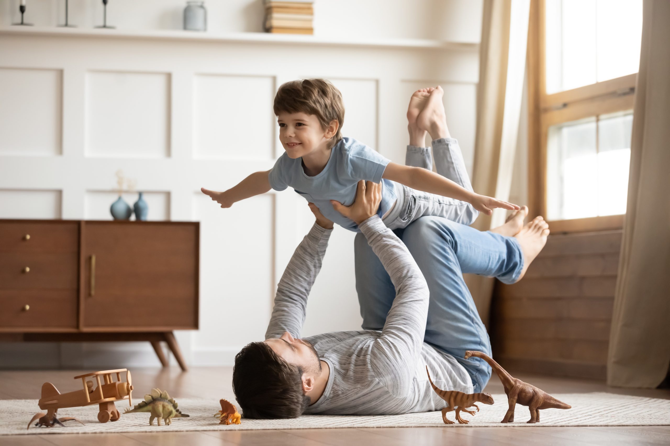 子どもと遊ぶ父親