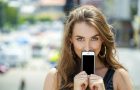スマホを持つ女性