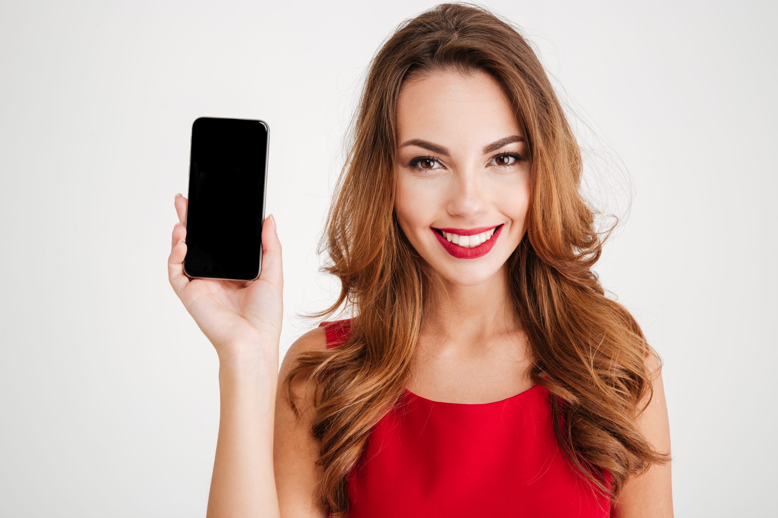 スマホを持ち上げる女性