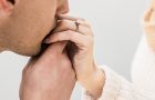 手にキスをする男性
