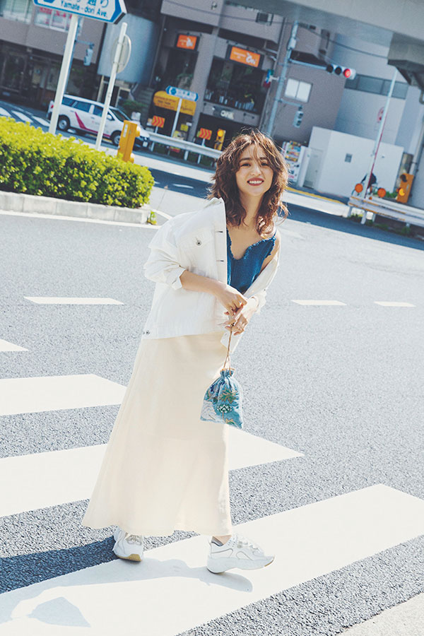 私らしさも、女っぽさも叶う！ラフに着るサテンスカート