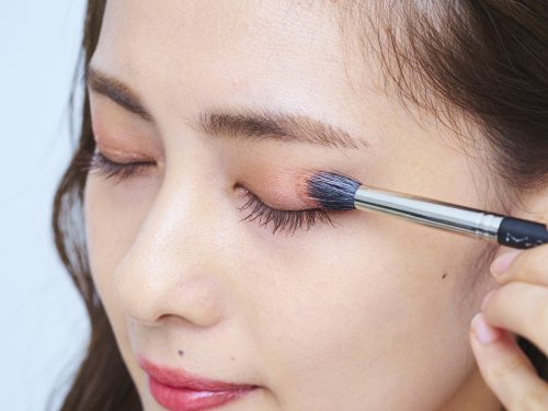 ◆コーラルピンクのアイシャドウで大人の血色感メイク
