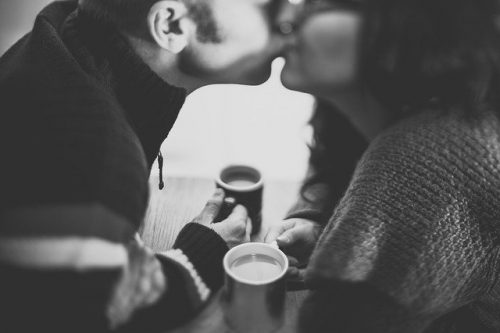 キスするカップル