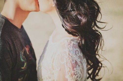 キスする男女
