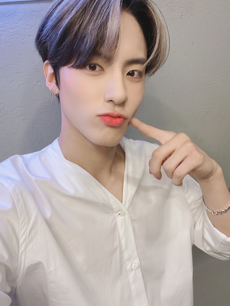 THE BOYZ エリック The Boyz' Eric is besties with K-pop idols in Seventeen