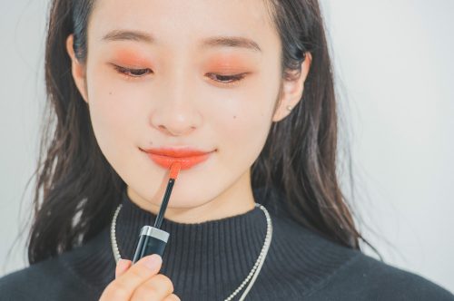実はイエベ・ブルベ問わず万人に似合うのがテラコッタ。オレンジやブラウンの延長だから、普段カラーメイクをしないという人にもおすすめな色。定番になりつつある、テラコッタカラーを使った似合わせメイク術とは？ How to