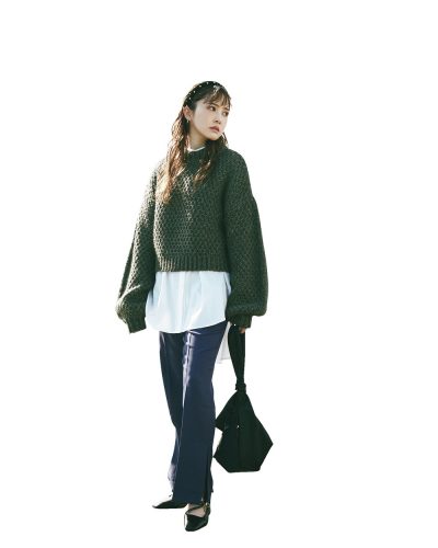 白シャツ×ショート丈ニット
