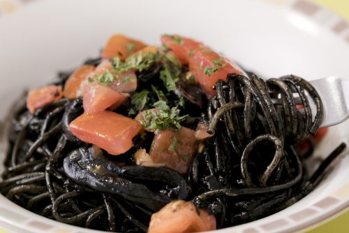 「イカ墨とトマトのさっぱりパスタ」