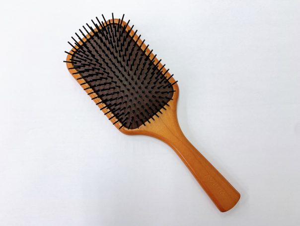 定番人気、avedaのパドルブラシで手軽頭皮ケア