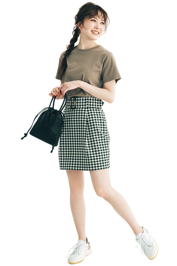Q.春から高まってるミニボトム気分♡　〝オトナきれい〟に着るには？『A.辛口要素を足して、かっこよく！』