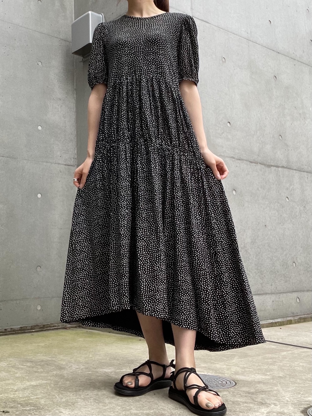 レディース黒サンダルコーデ