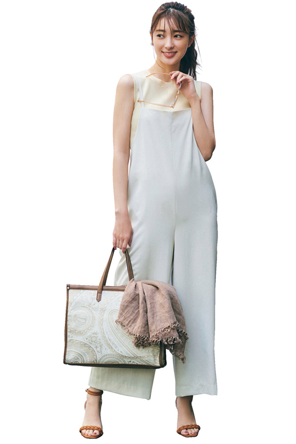 “My„Date Clothe 4.大人っぽさもトレンド感も叶えてくれるサスペンダー付きパンツ&サロペット『旬のカジュアルパンツは細ストラップを選び、ノースリーブ合わせですっきりした縦ラインを作ると、シュッと美人見え♡　デートにマストな大人っぽさも、私らしいトレンド感も叶えてくれる！』