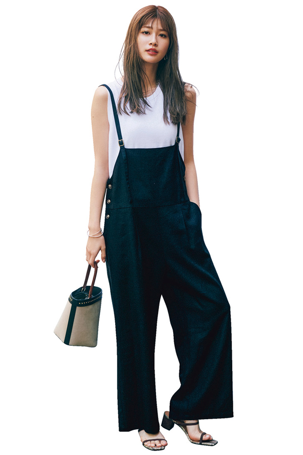 “My„Date Clothe 4.大人っぽさもトレンド感も叶えてくれるサスペンダー付きパンツ&サロペット『旬のカジュアルパンツは細ストラップを選び、ノースリーブ合わせですっきりした縦ラインを作ると、シュッと美人見え♡　デートにマストな大人っぽさも、私らしいトレンド感も叶えてくれる！』