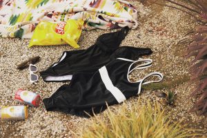 モノトーン水着（静物）